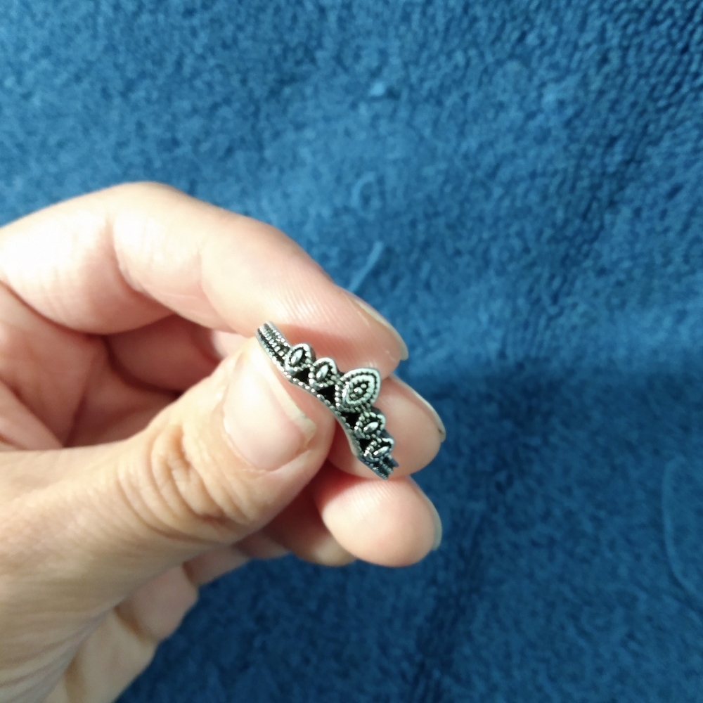Size 7 Silver and Black Colored Crown Ring